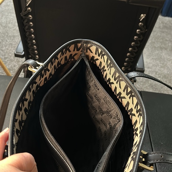 Michael Kors EUC Large Handbag - Picture 10 of 16